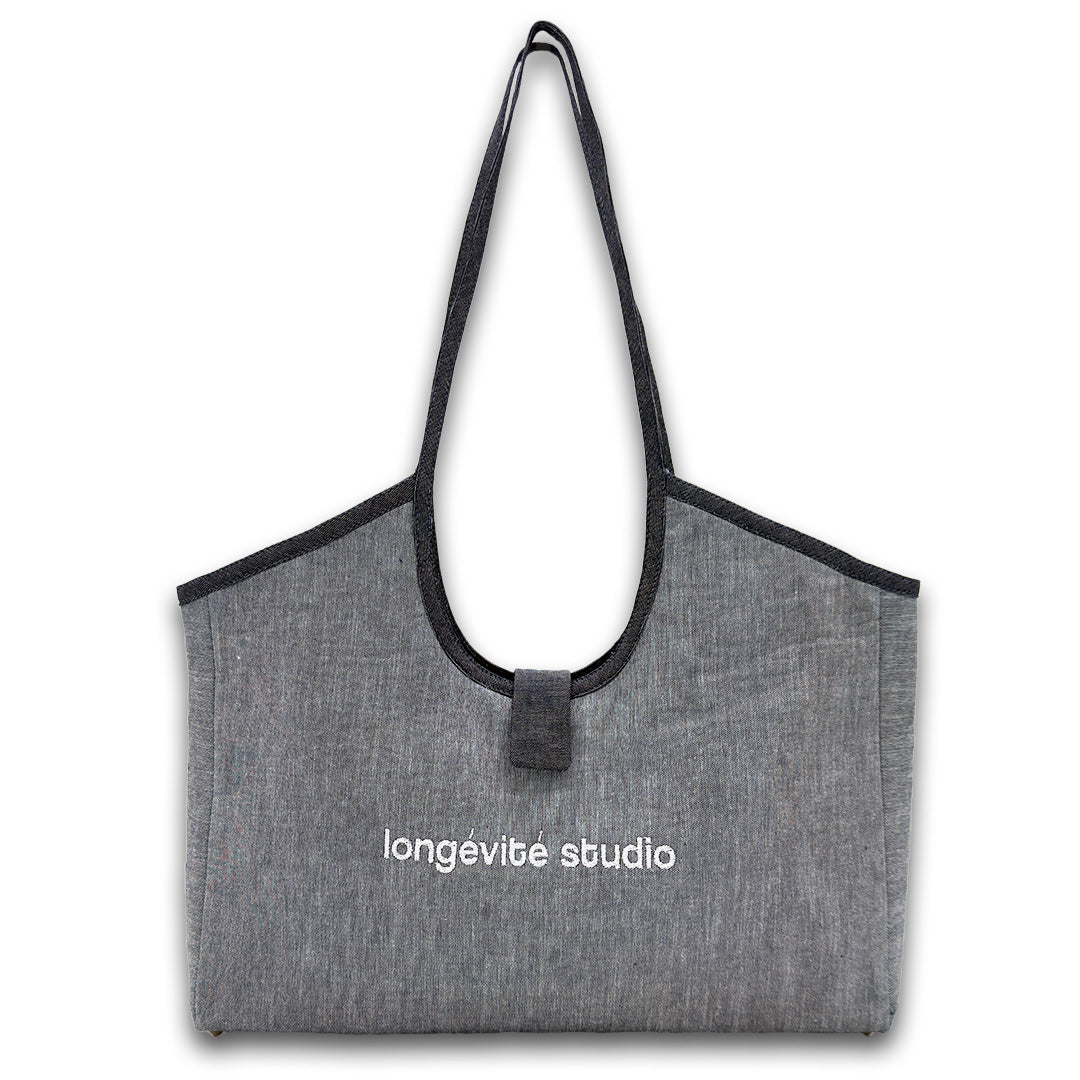THE ESSENTIAL TOTE